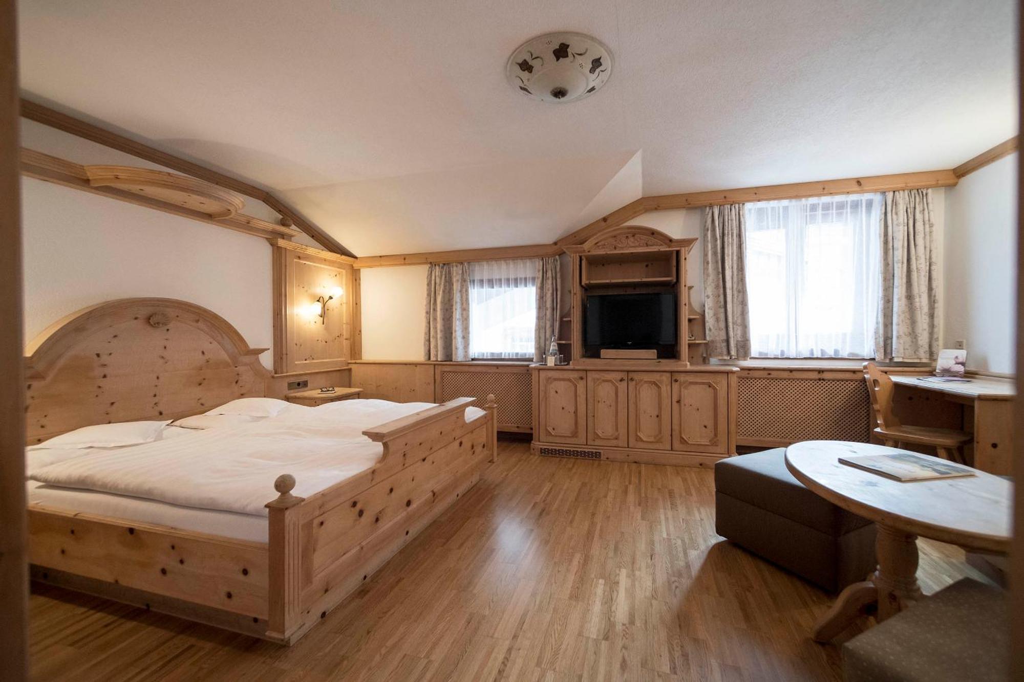 Posta Zirm Hotel Corvara In Badia Exterior photo